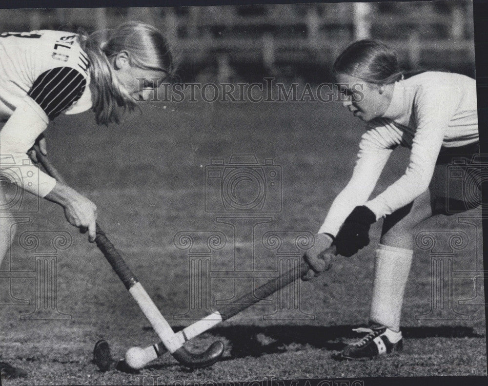 1976 Press Photo Farmer City's Kathy Bragg & NTW's Beth Nivens Goes After Ball - Historic Images