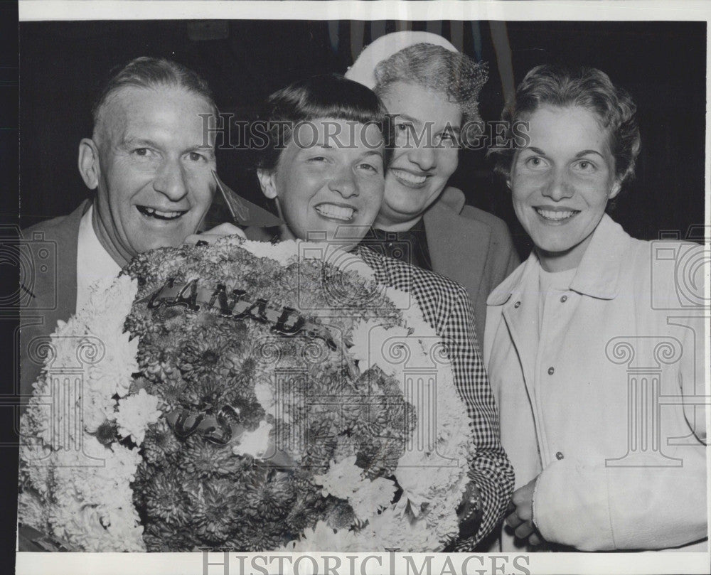 1956 Press Photo Canadian golfer Marlene Stewart with family - Historic Images