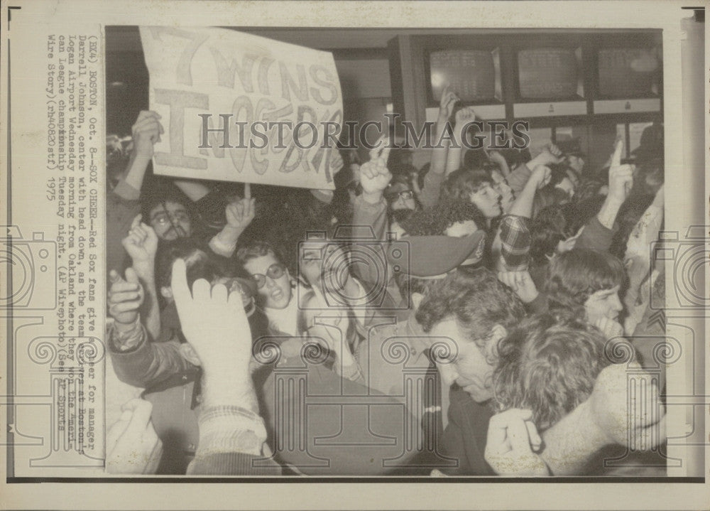 1975 Press Photo Red Sox fans &amp; manager Darrell Johnson - Historic Images