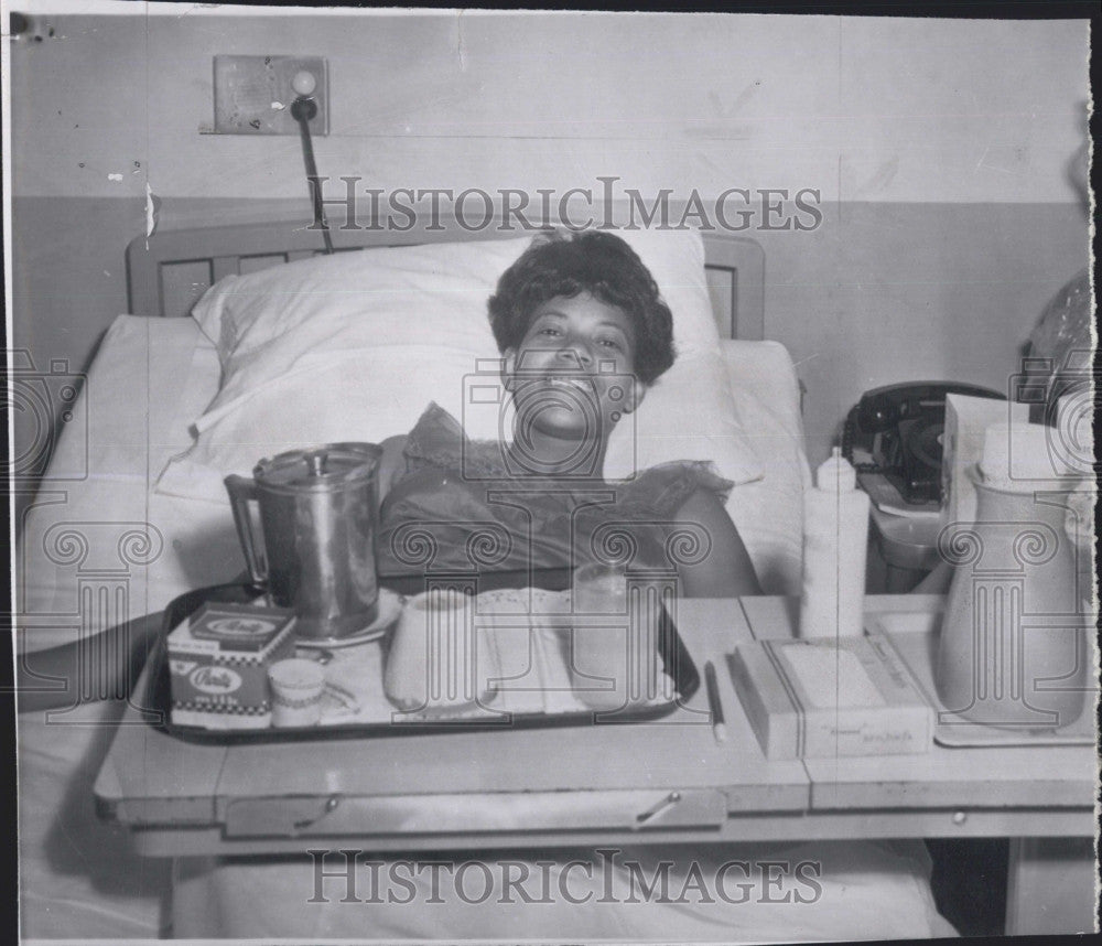 1963 Press Photo Olympic Gold Medalist Wilma Rudolph In Hospital After Surgery - Historic Images