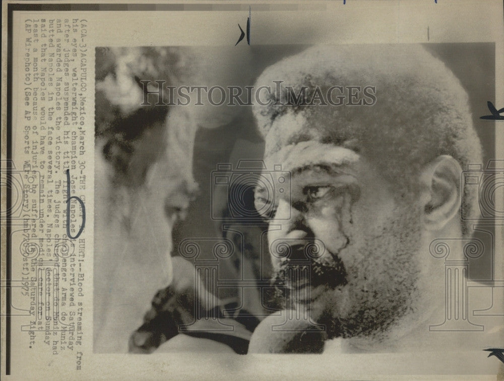 1975 Press Photo Welterweight Champion Jose Napoles Interviewed After Fight - Historic Images