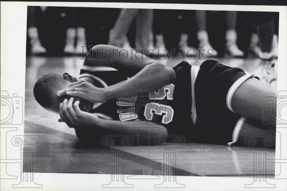 1988 Press Photo Washington Forward Mike Hayward Lands On Maurice Riggs - Historic Images