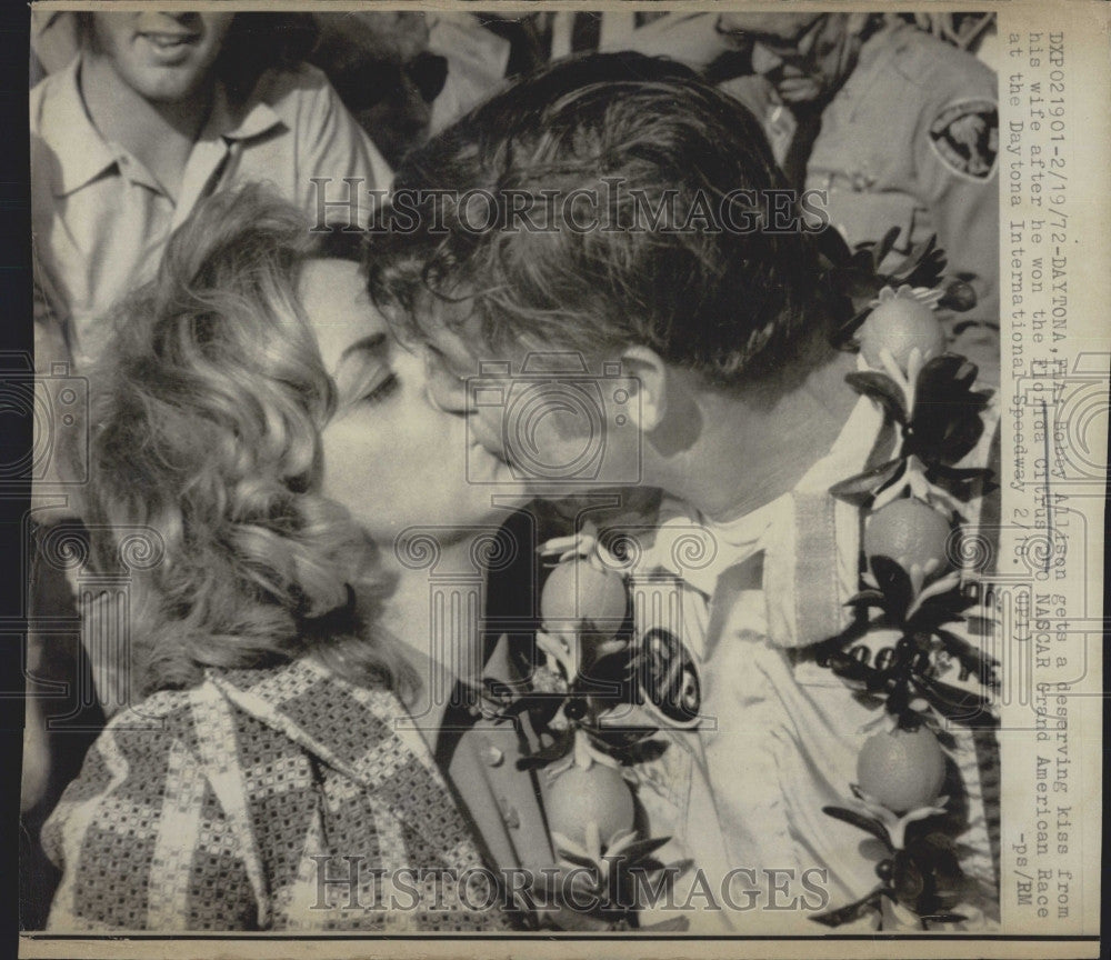 1972 Press Photo NASCAR driver Bobbie Allison and his wife - Historic Images