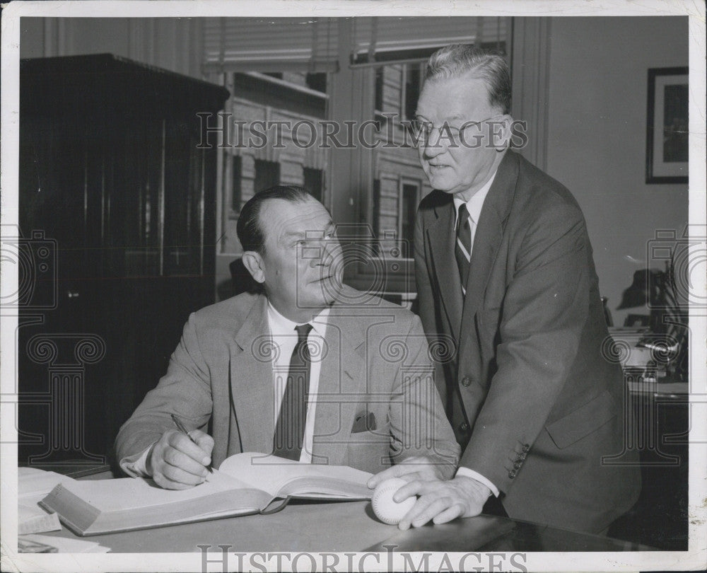 1955 Press Photo Red Sox manager Mike Higgins &amp; Mayor Hynes - Historic Images