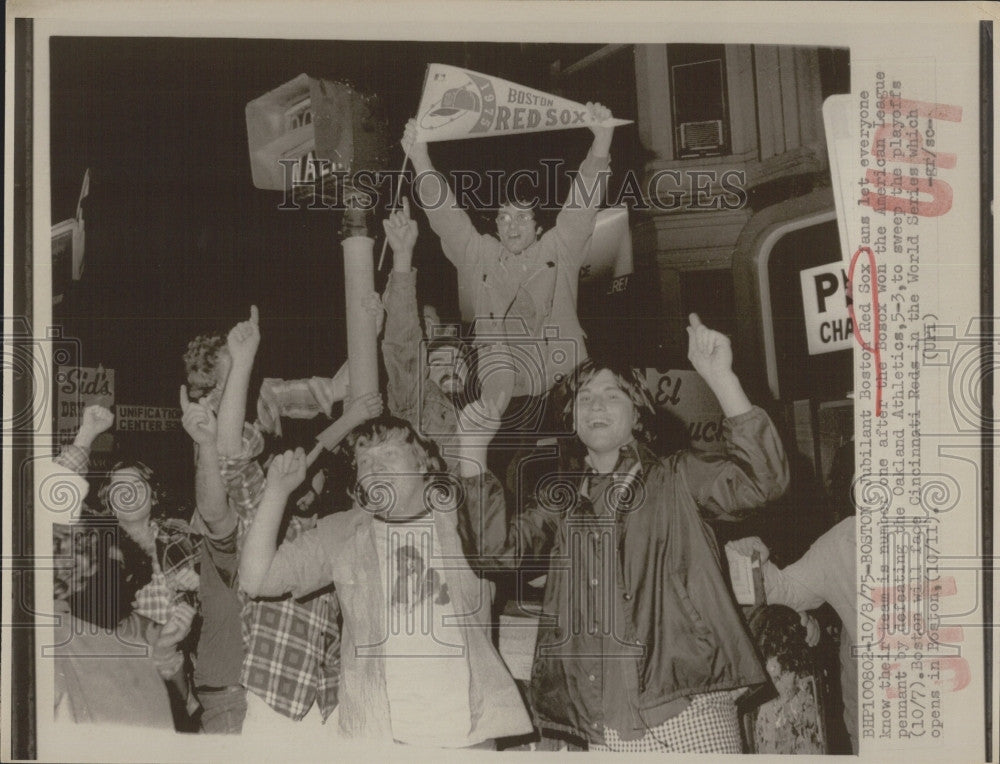 1975 Press Photo Boston Red Sox Fans Celebrating after Wining the Pennant - Historic Images