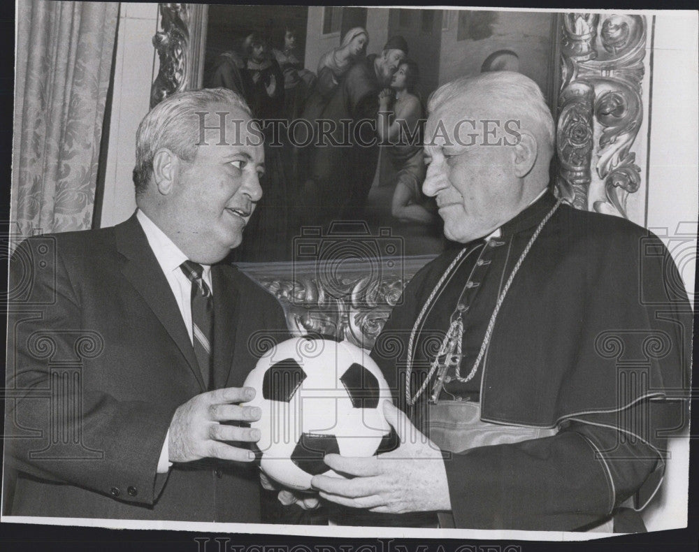 1968 Press Photo Richard Cardinal Cushing &amp; GM Joe McKenny of Beacons soccer - Historic Images