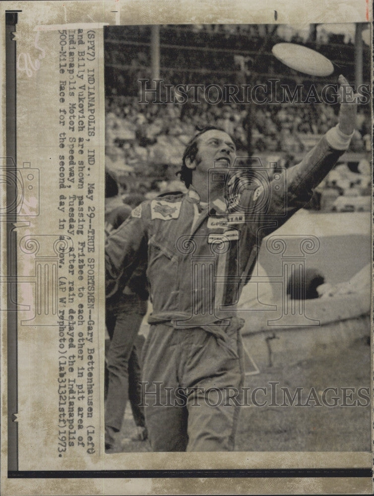 1973 Press Photo Gary Bettenhausen playing Frisbee at Indy Speedway - Historic Images