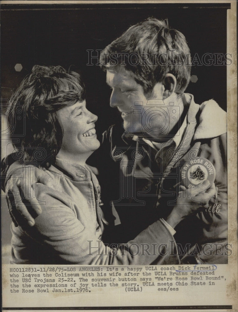 1975 Press Photo UCLA Football Coach Dick Vermeil Celebrating Victory with Wife - Historic Images