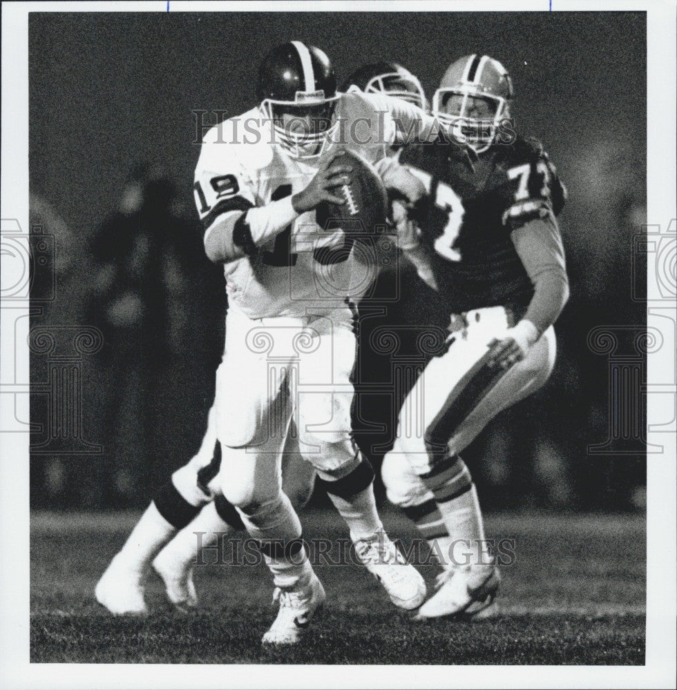 1990 Press Photo Denver Bronco&#39;s Quarterback  Bernie Kosar in Action - Historic Images