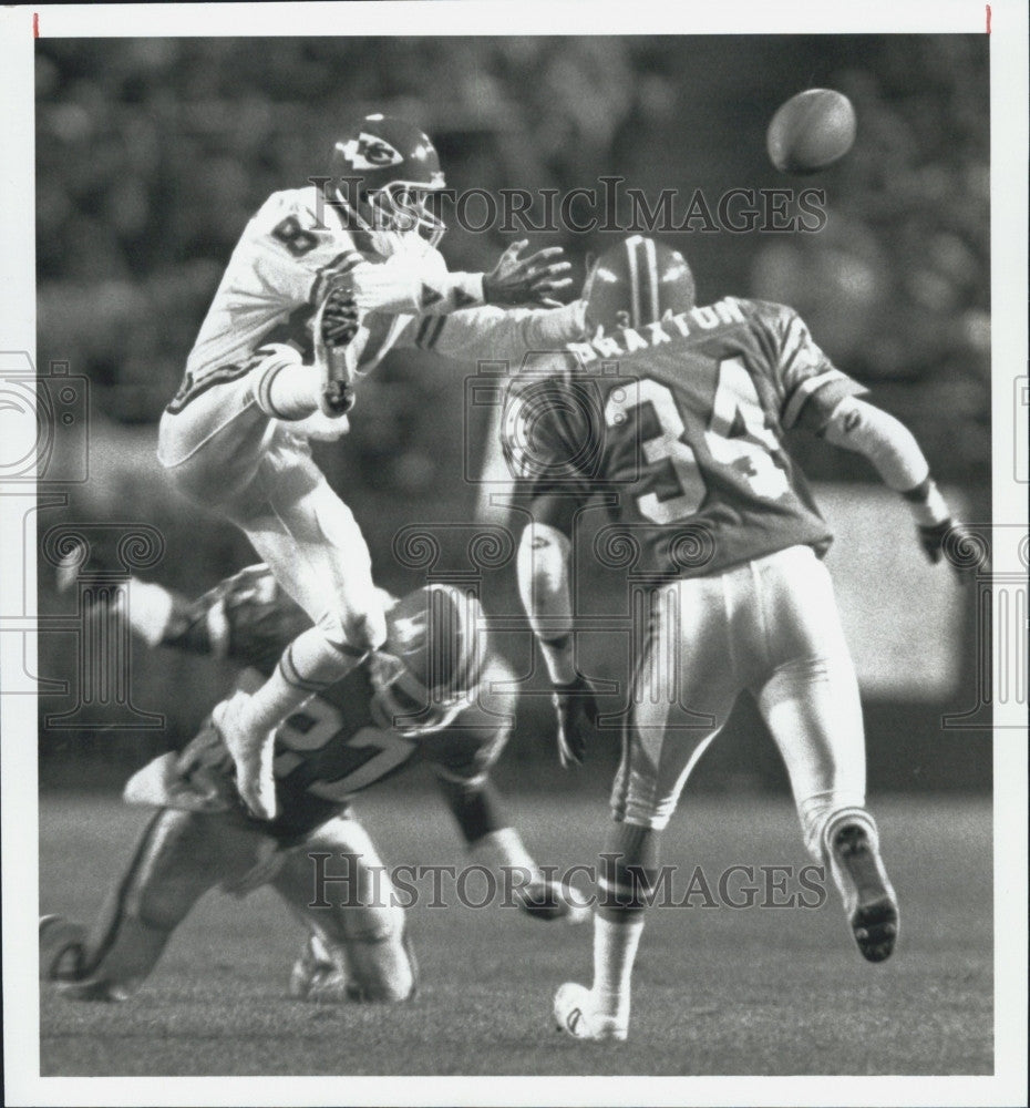 1990 Press Photo Denver Bronco Defender Steve Atwater Breaks Up Pass - Historic Images