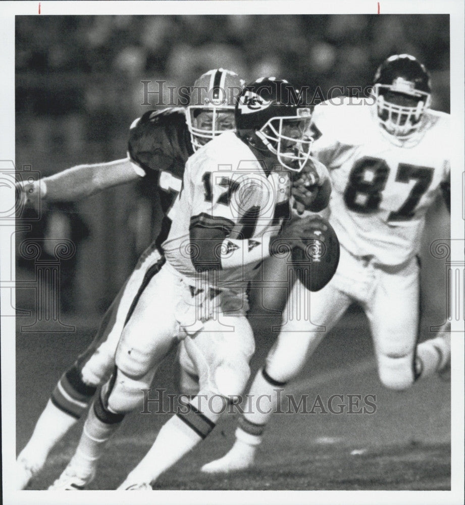 1990 Press Photo Denver Lineman Karl Mecklenberg Sacks Chief&#39;s Steve Deberg - Historic Images