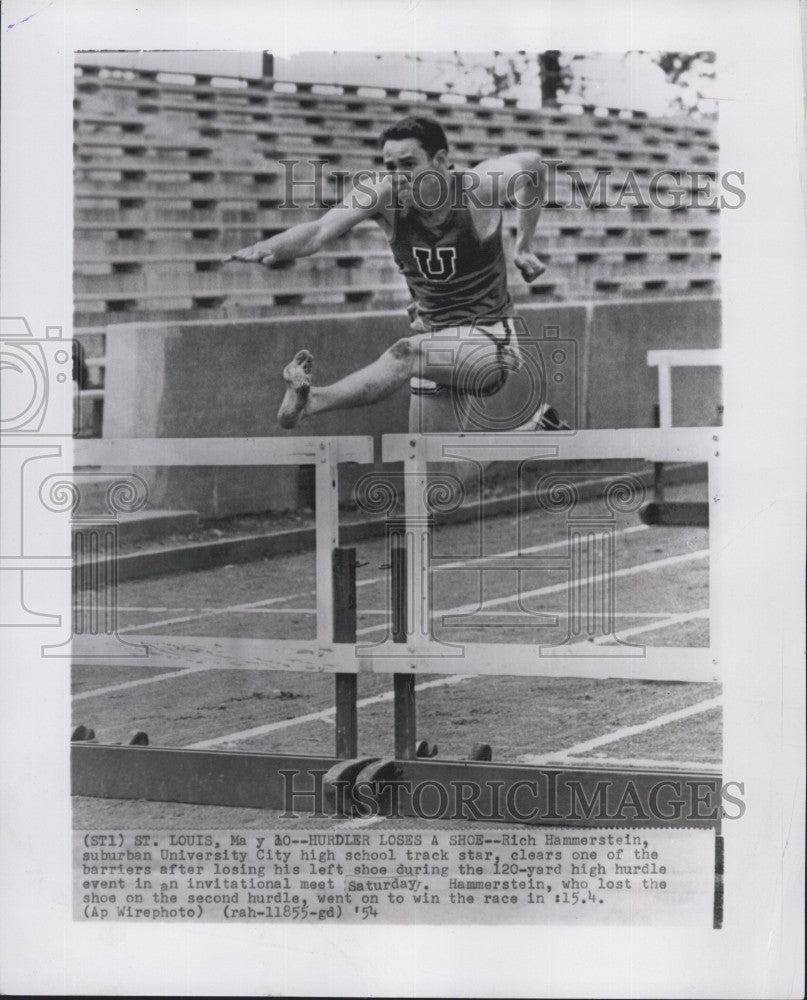 1954 Press Photo Rich Hammerstein,loose his shoes during 120 yard high hurdle. - Historic Images