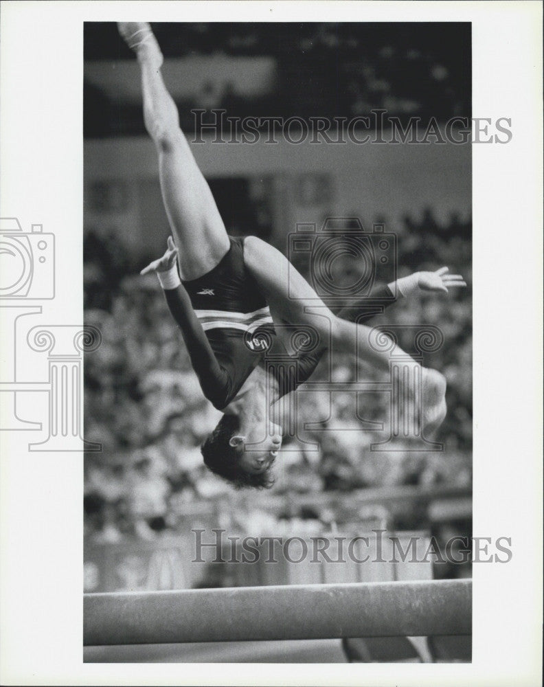 1986 Press Photo Sabrina Mar of U.S. Team works at the balance beam. - Historic Images