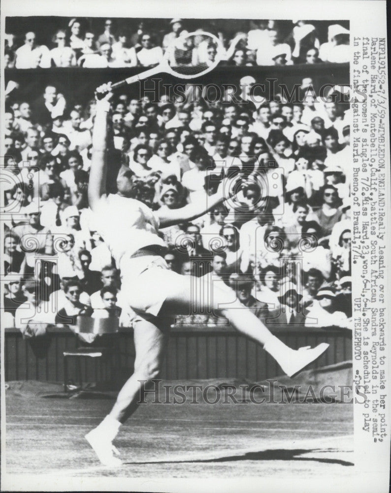 1959 Press Photo Darlene Hard in a match with Sandra Reynolds at Wimbledon - Historic Images