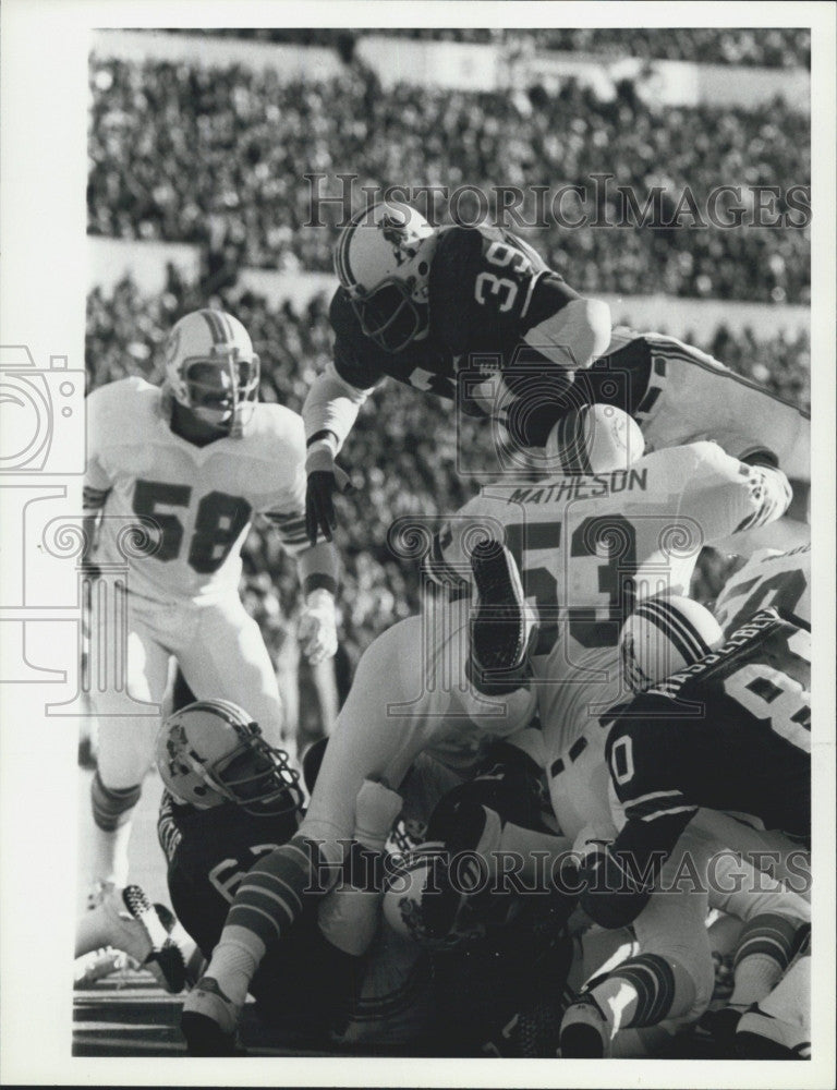 1977 Press Photo Sam Cunningham, Patriots Against the Miami Dolphins - Historic Images