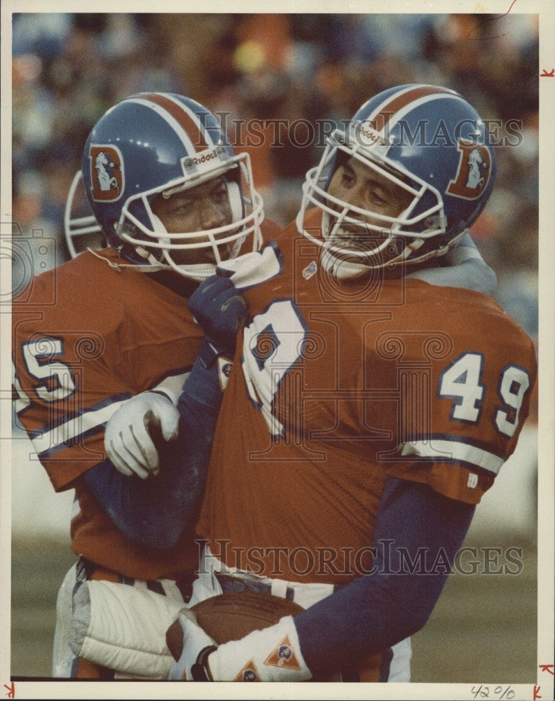 1991 Press Photo Dennis Smith, Derek Russell of the Denver Broncos - Historic Images