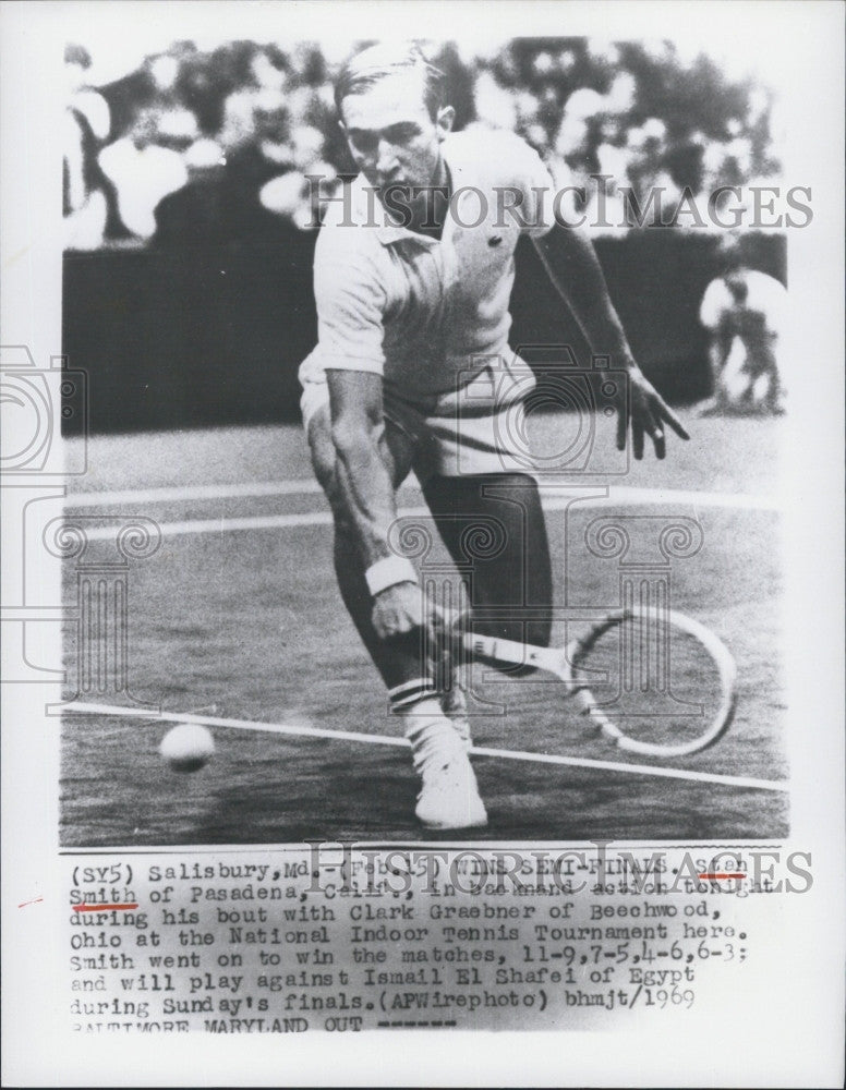 1969 Press Photo Stan Smith in action against Clark Graebner - Historic Images