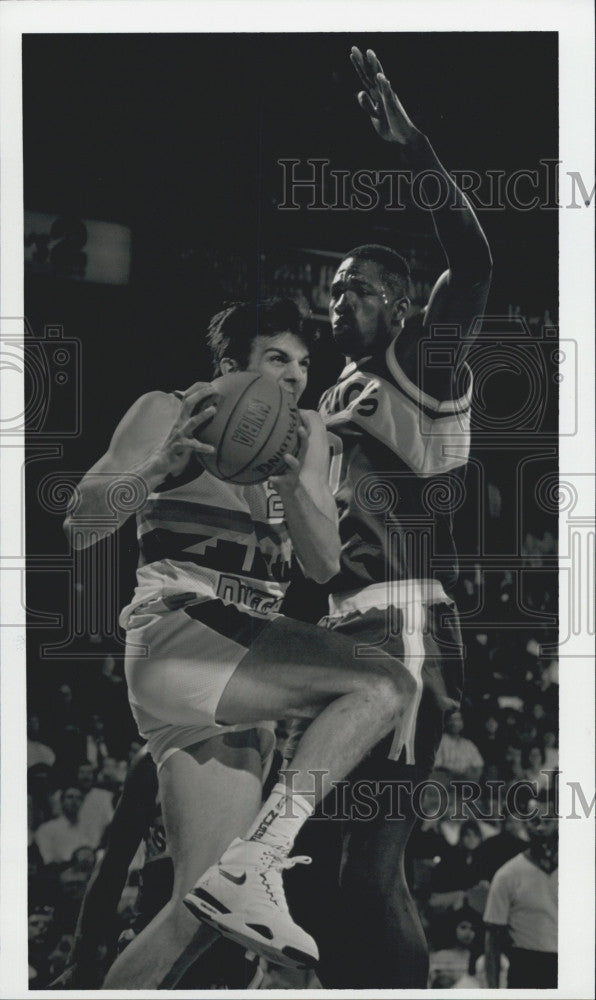 1990 Press Photo Todd Lichti of the Nuggets, Olden Polynice of Sonics - Historic Images