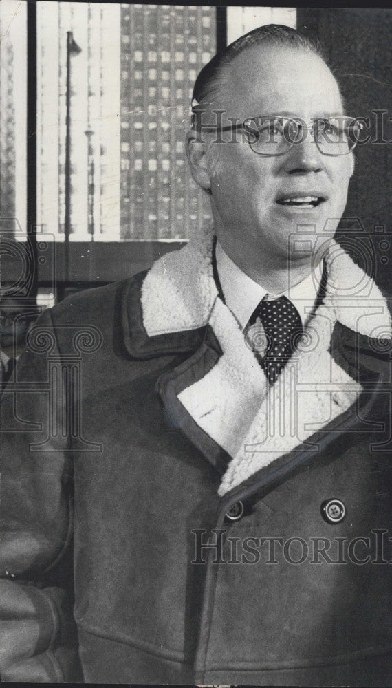 1977 Press Photo Bowie Kuhn at Dirksen building for lawsuit - Historic Images