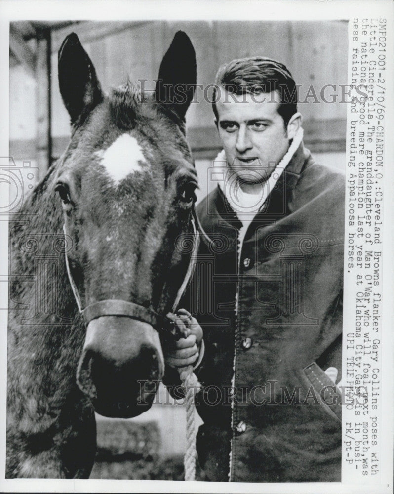 1969 Press Photo Cleveland Browns&#39; Gary Collins with racehorse Little Cinderella - Historic Images