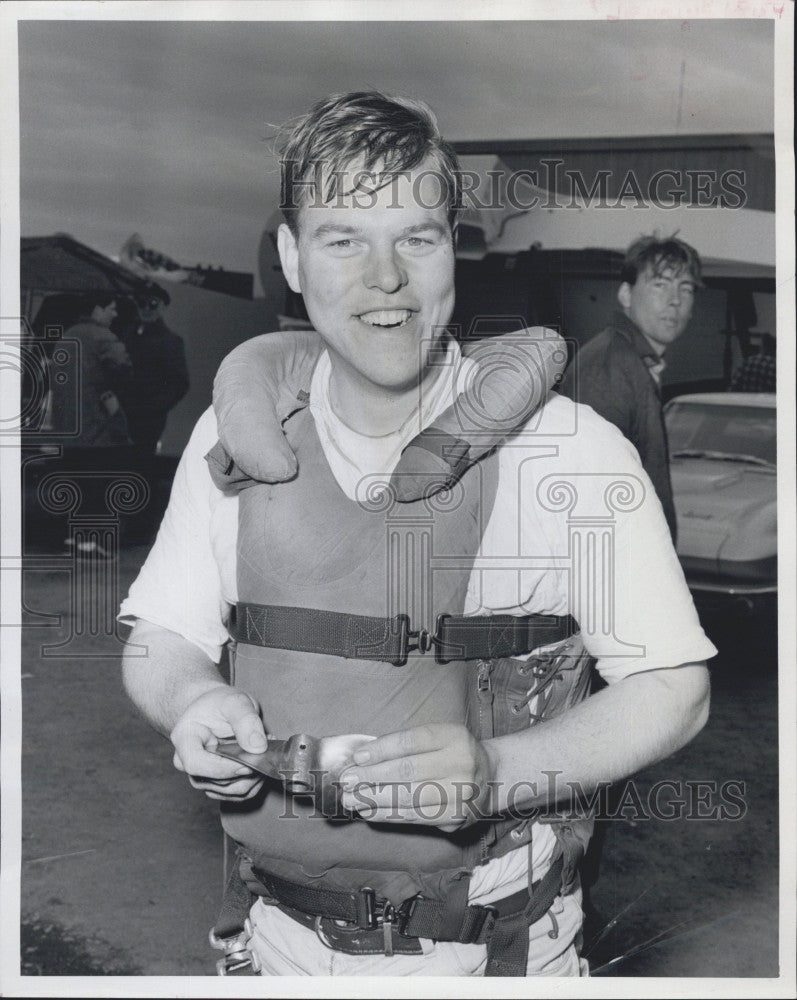 1968 Press Photo Dave Jenkins talks about Indian Fishing Canoe - Historic Images