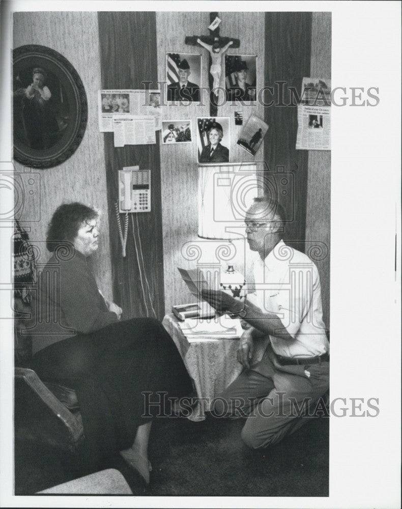 1991 Press Photo Mr Mrs Fifield Two Sons Gulf War - Historic Images