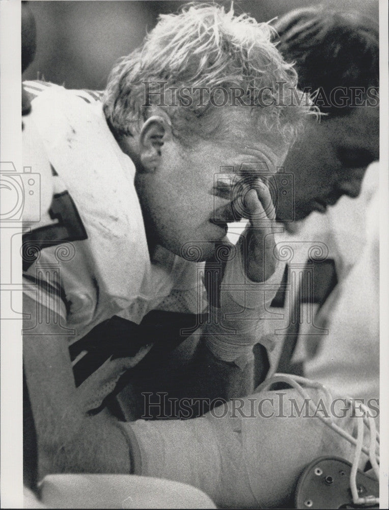 1988 Press Photo Denver Broncos&#39; Karl Mecklenburg watches team lose to Seahawks - Historic Images