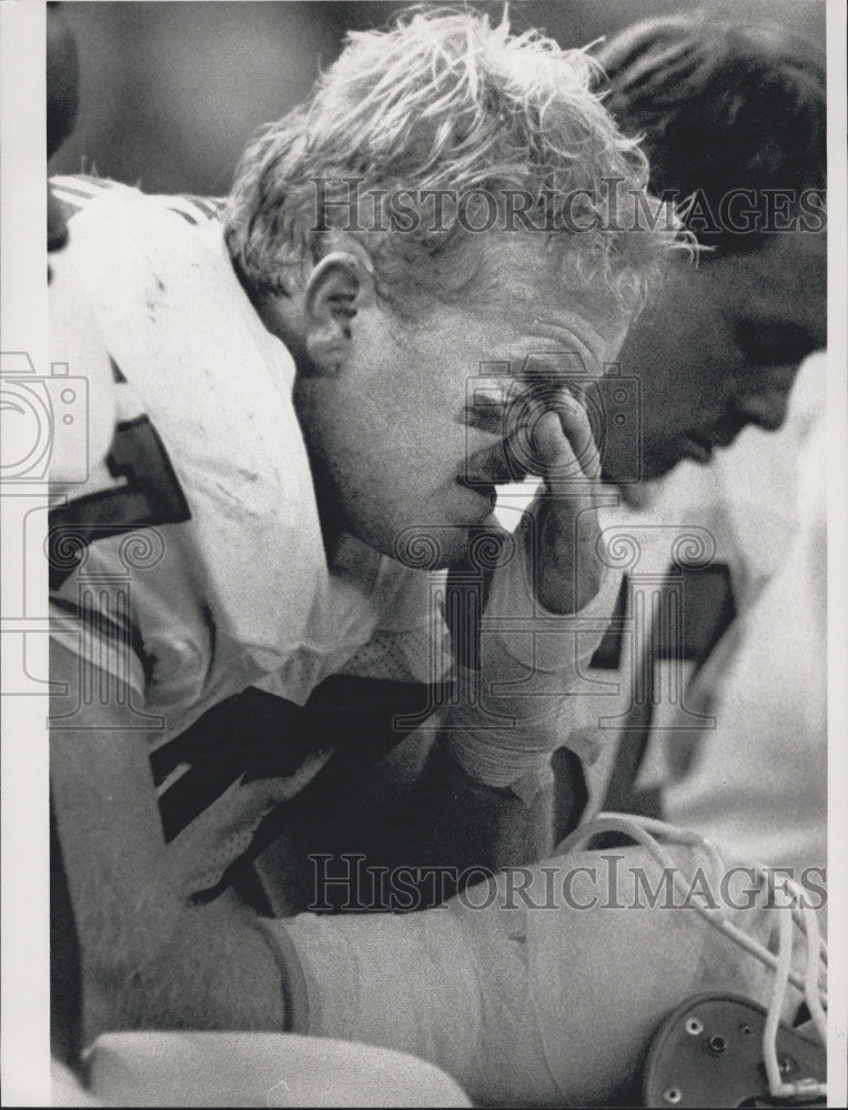 1988 Press Photo Denver Broncos' Karl Mecklenburg watches team lose to Seahawks - Historic Images