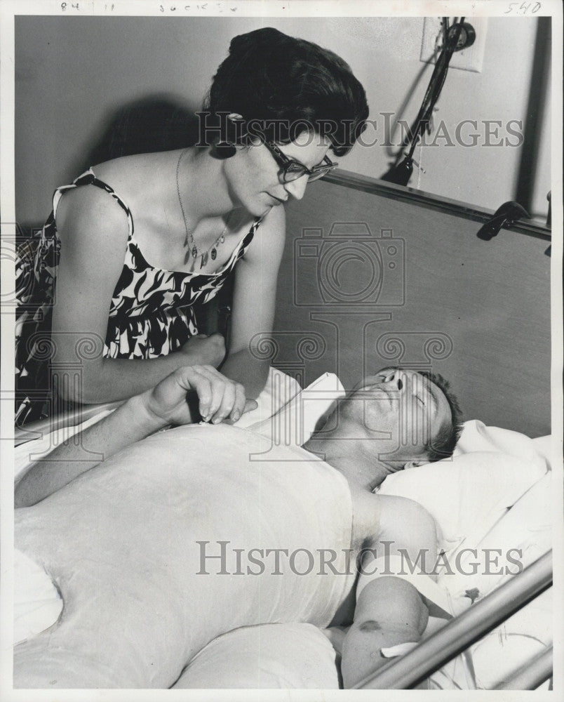 1962 Press Photo Mrs. Lenny Knowles, husband Lenny - Historic Images