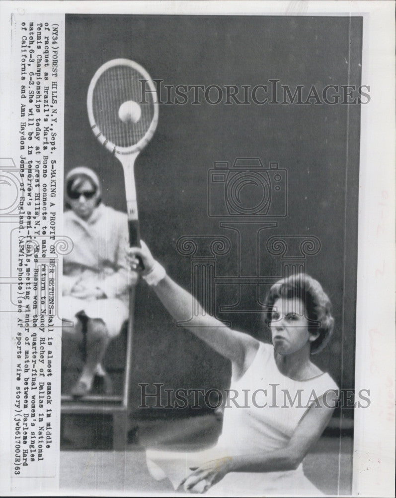 1963 Press Photo Brazil&#39;s Maria Bueno in action against Nancy Richey - Historic Images