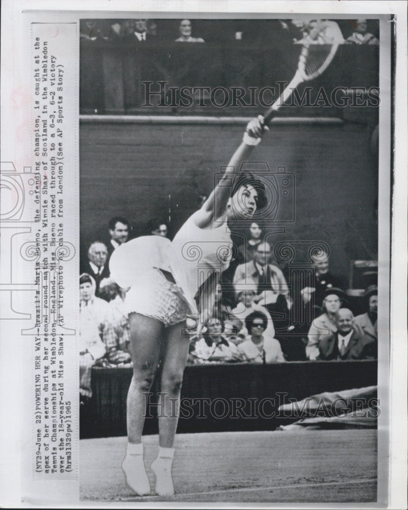 1965 Press Photo Brazil&#39;s Maria Bueno in action against Winnie Shaw - Historic Images