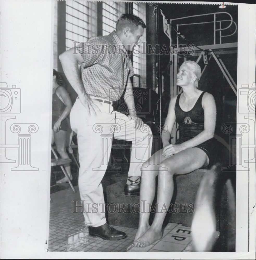 1960 Press Photo Lynn Burke broke American record for 200-yard backstroke - Historic Images