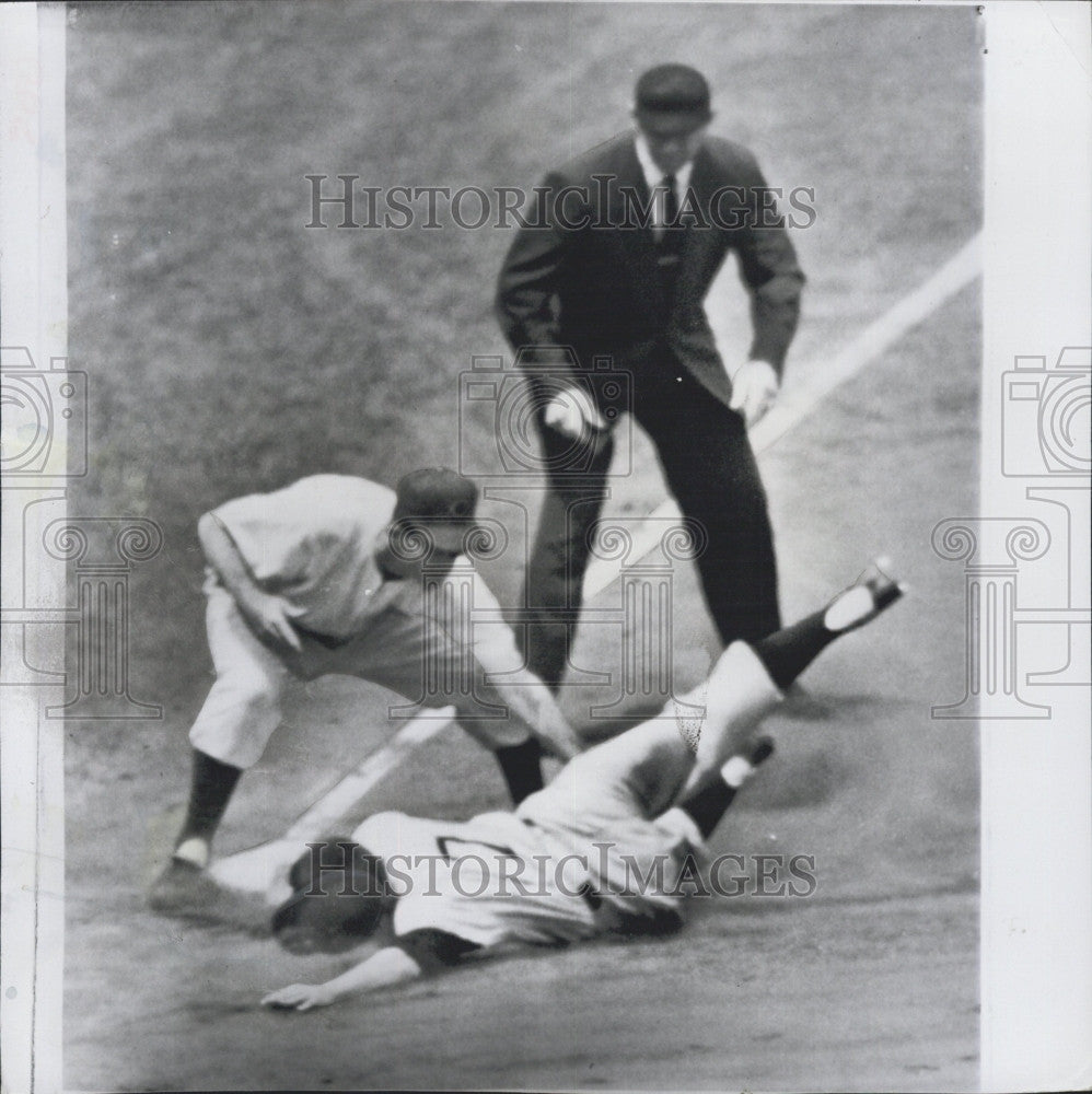 1955 Press Photo Eddie O&#39;Brien of Pittsburgh Pirates is Out After Sliding Third - Historic Images