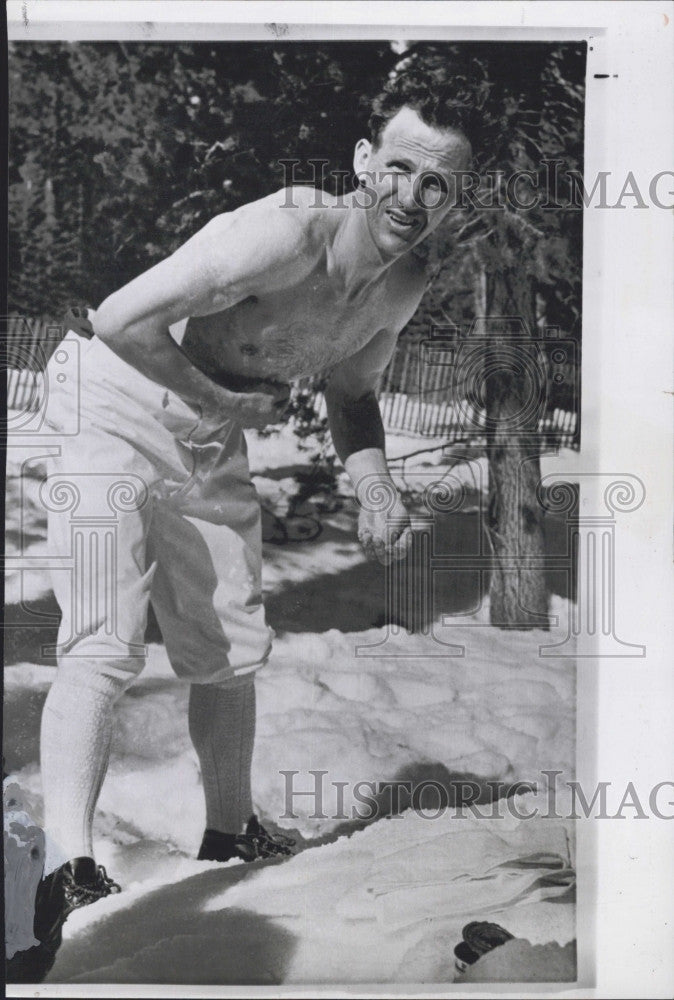 1959 Press Photo Sixten Jernberg of Sweden Cooling Down After Ski Event - Historic Images