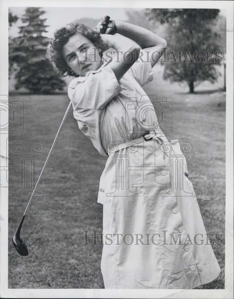 1947 Press Photo Mary Agnes Wall at Women&#39;s Amateur Golf Event in Michigan - Historic Images