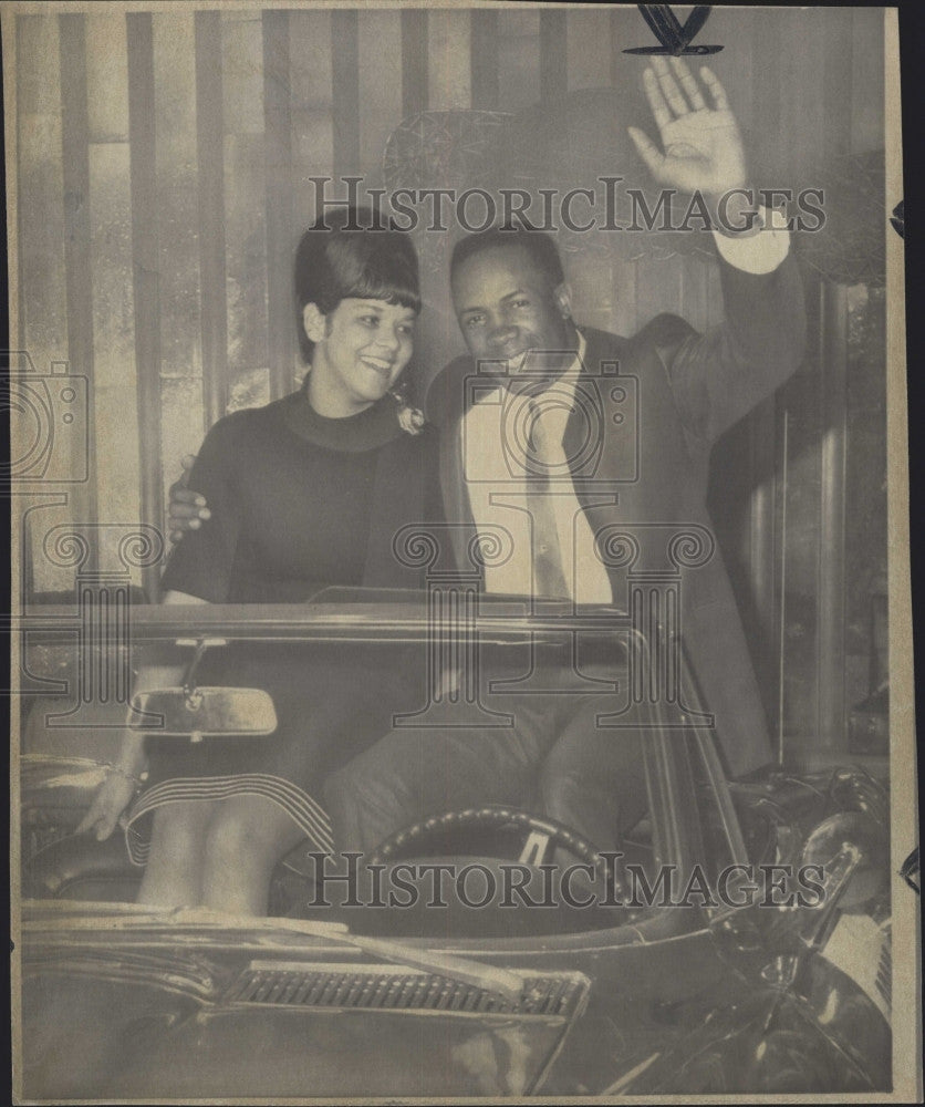 1966 Press Photo Frank Robinson of the Baltimore Orioles and his wife Barbara - Historic Images