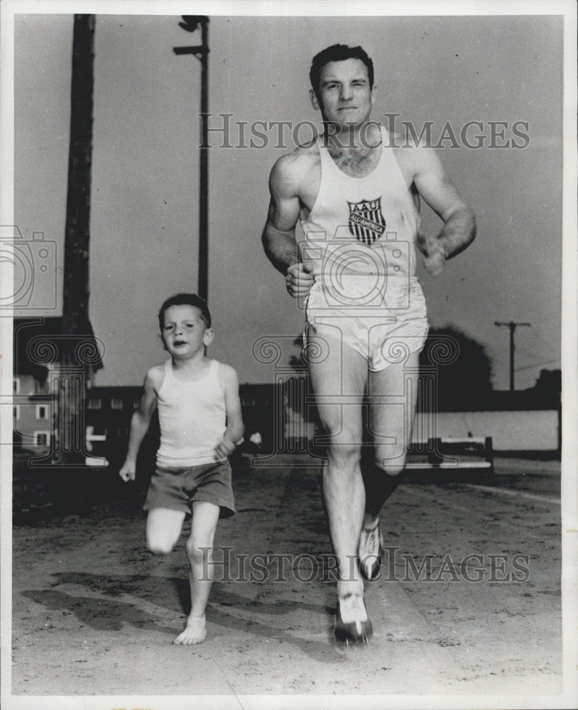 1958 Press Photo Olympic Track Athlete Bob Richards Son Paul Junior Champ Day - Historic Images