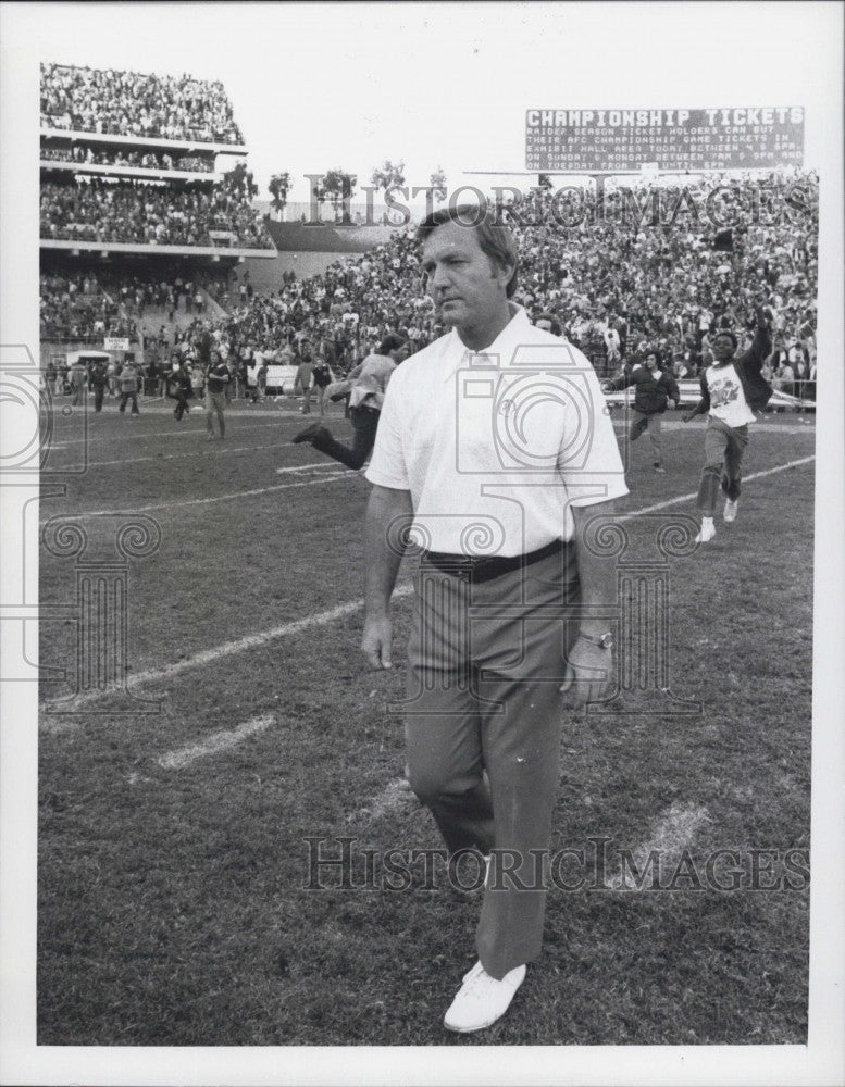 1976 Press Photo Head Coach of Patriots Check Fairbanks - Historic Images