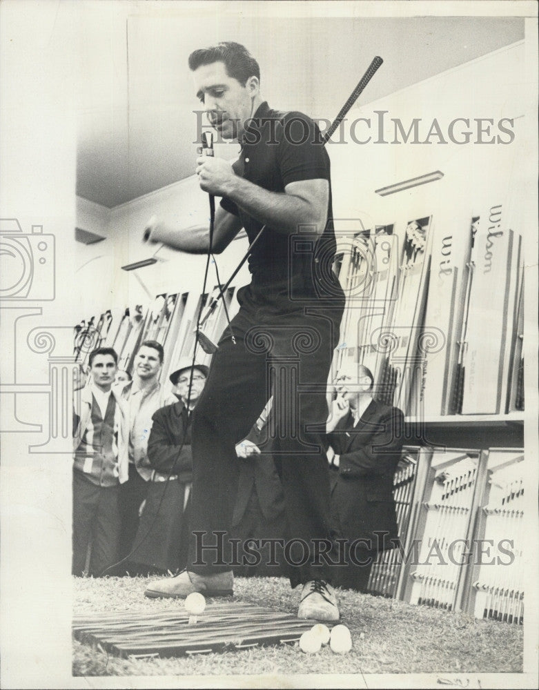 1964 Press Photo Golfer Gary Player at Klein&#39;s Sporting Goods - Historic Images