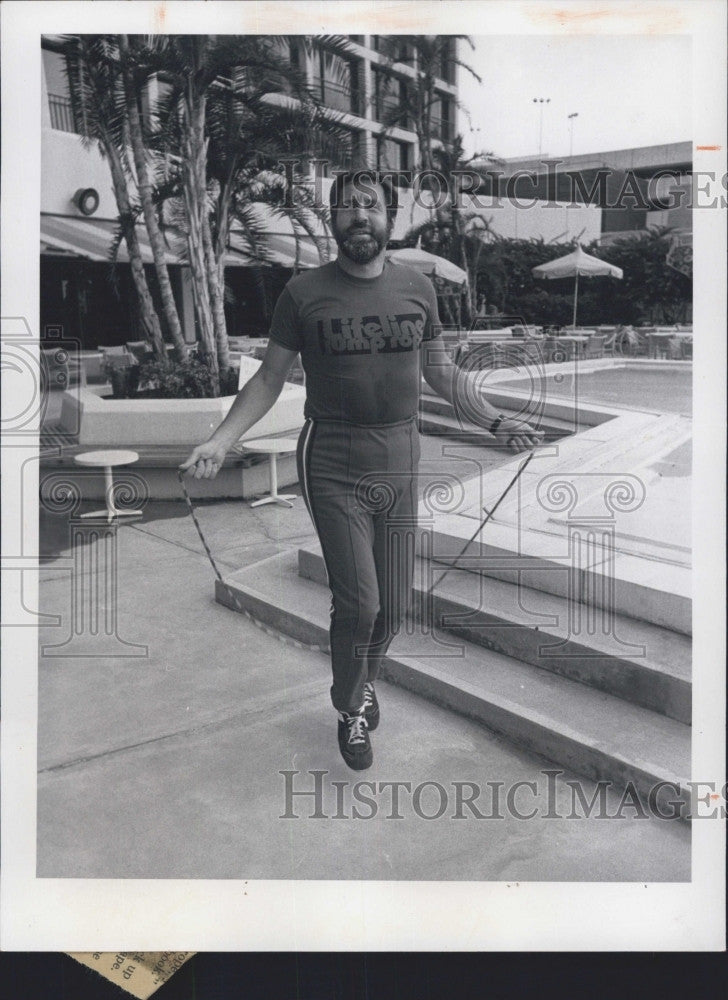 1975 Press Photo Bobby Hinds works out with a jumprope - Historic Images