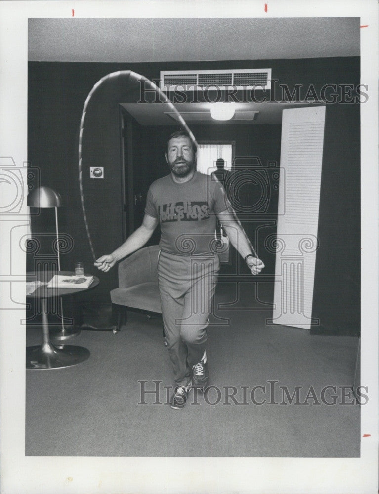1975 Press Photo Bobby Hinds working out with a jump rope - Historic Images