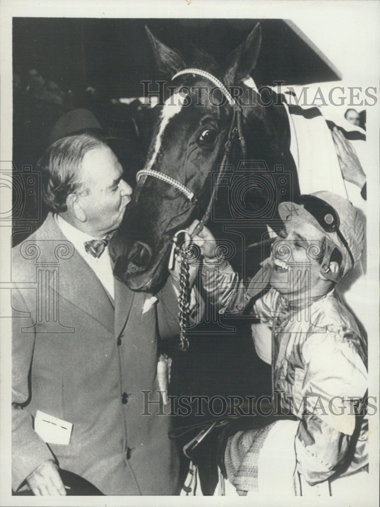 1957 Press Photo Jockey Sammy Boulmetis, horse Mahan &amp; owner Allie Reuben - Historic Images