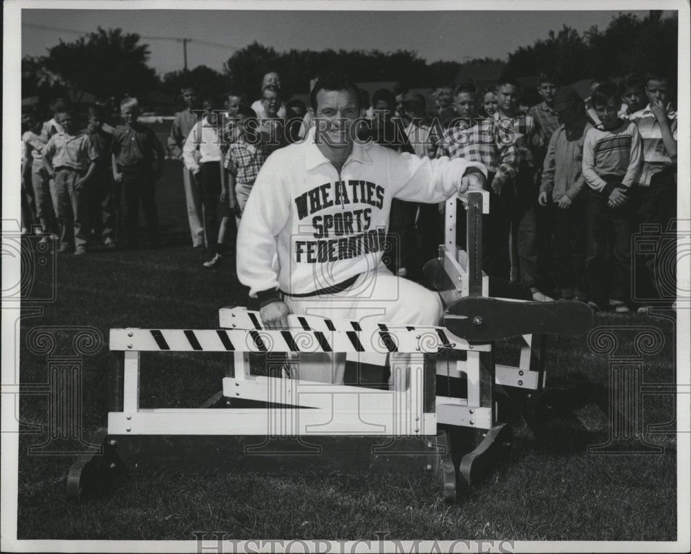1959 Press Photo Pole Vaulting Champion Bob Richards Promotes Wheaties - Historic Images