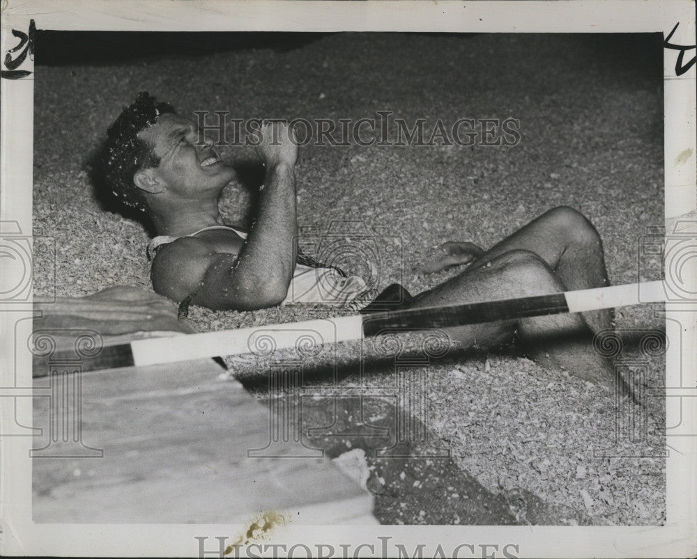 1952 Press Photo Rev Robert Richards Misses World Record Pole Vault Attempt - Historic Images