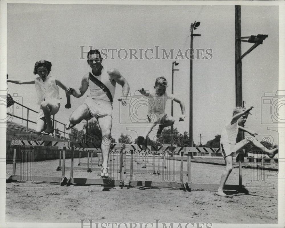 Press Photo Olympic Pole Vaulter Bob Richards With His Children - Historic Images