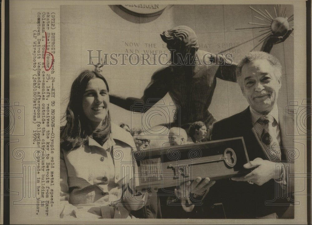 1976 Press Photo Olympic speed skater Sheila Young &amp; Detroit Mayor CA Young - Historic Images