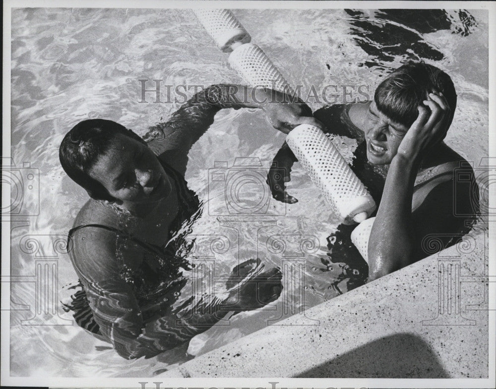 1968 Press Photo Sue Pederson &amp; Claudia Kolb at Intl swim meet - Historic Images