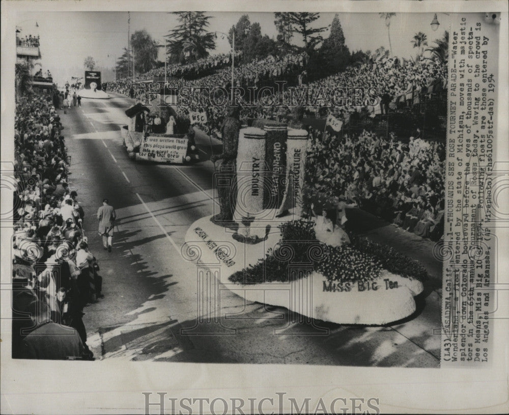 1954 Press Photo Michigan float in Tournament of Roses parade - Historic Images