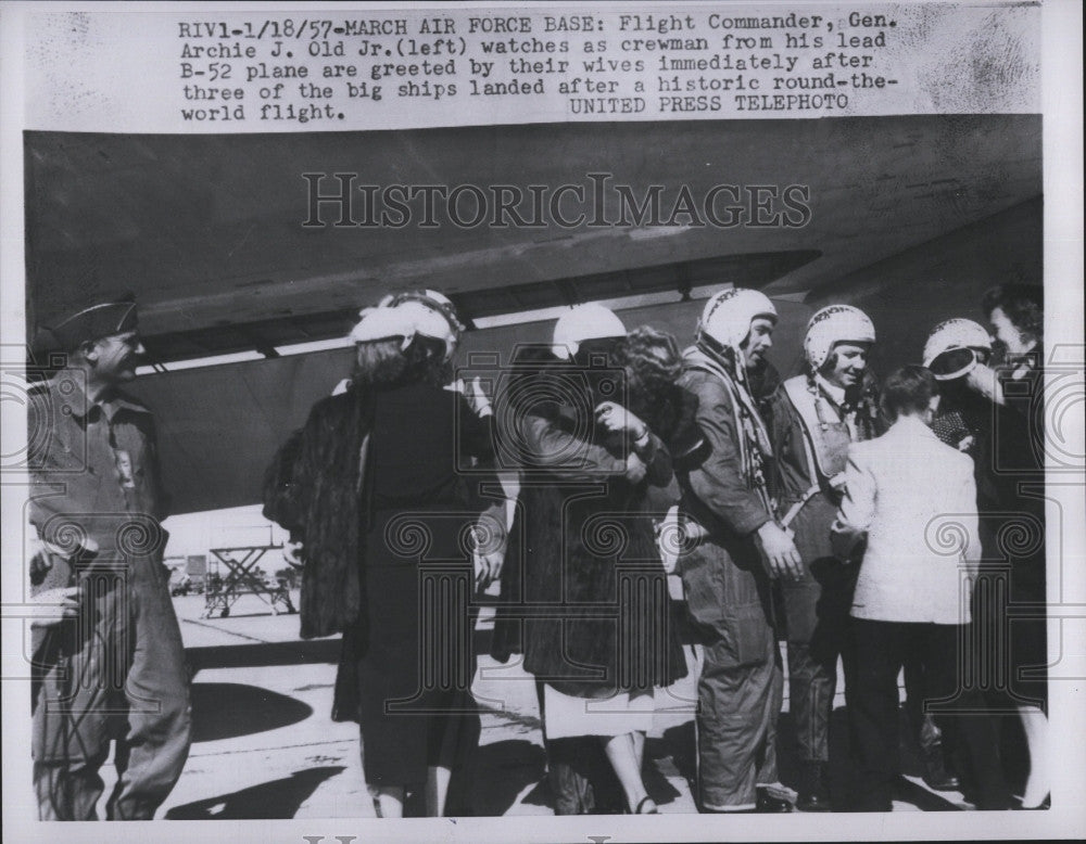 1957 Press Photo Cmdr Gen AJ Old Jr,and crew with B- plane - Historic Images