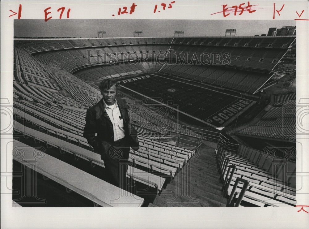 1985 Press Photo Gary Jones, operations mgr at Mile High Stadium in Denver - Historic Images